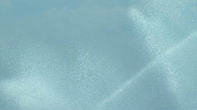 慢镜头水在蓝天的空气中喷射视频下载