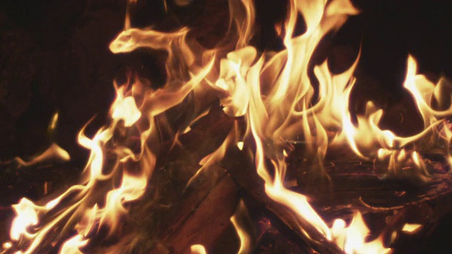 “ECU SLO MO拍摄的篝火/ Bend，俄勒冈，美国”视频素材