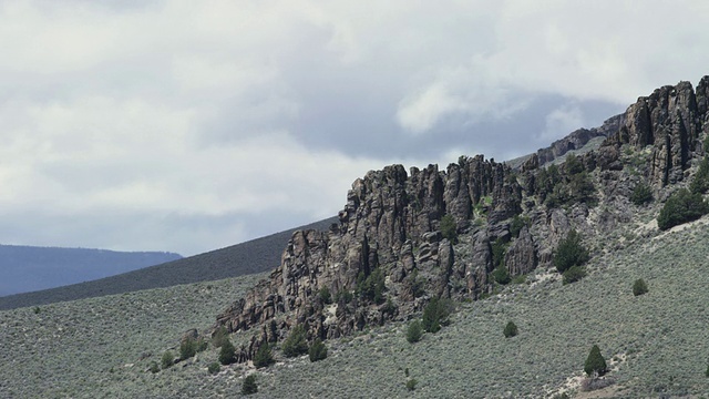 “WS T/L在中俄勒冈州/本德，美国俄勒冈州的高沙漠山上岩石熔岩上滚动的云”视频下载