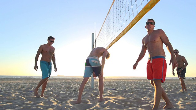 男人在打沙滩排球。慢动作——以240帧/秒的速度拍摄视频下载