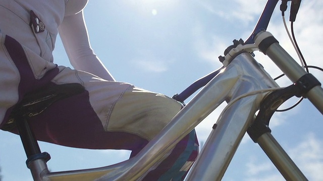 一个骑山地自行车的女孩的肖像视频素材