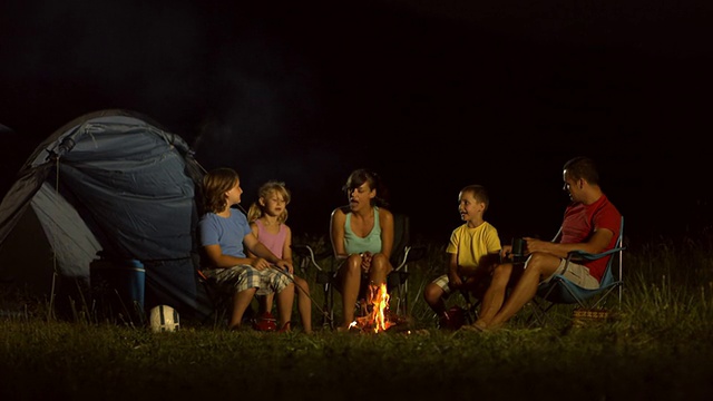 高清多莉:晚上的家庭露营视频素材