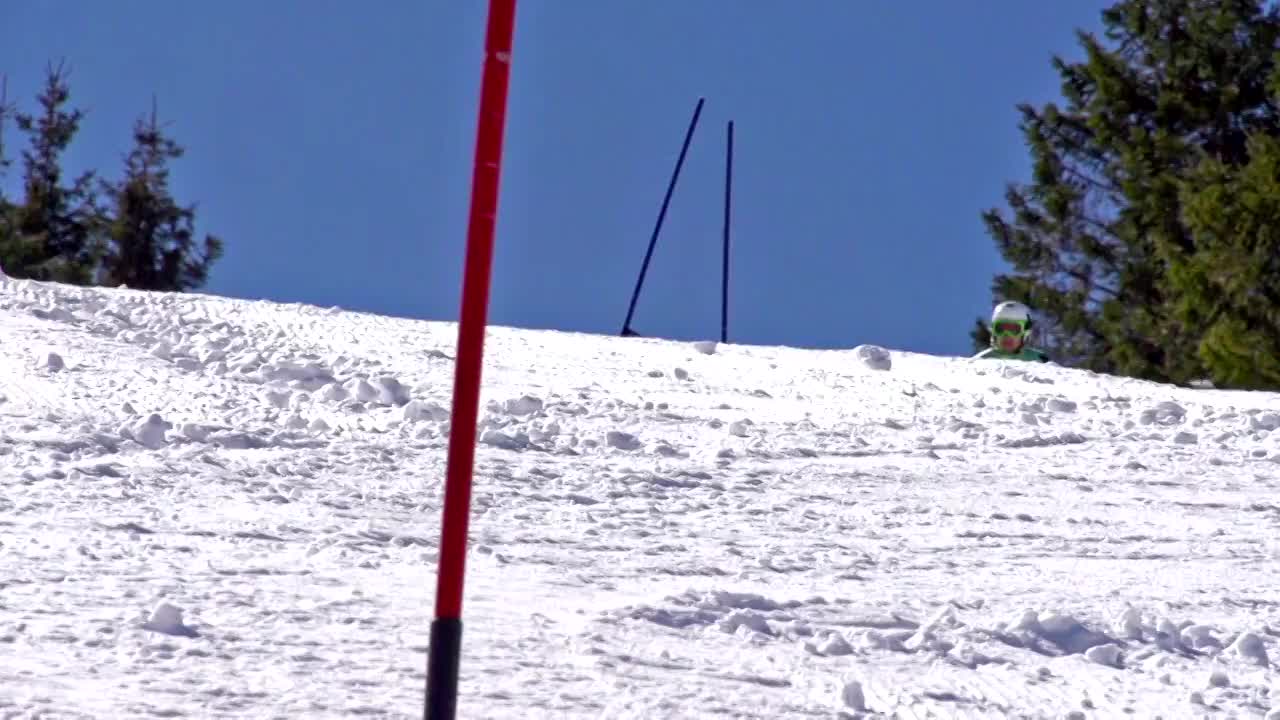 高清:ZOOM，专业滑雪者练习大回转视频素材