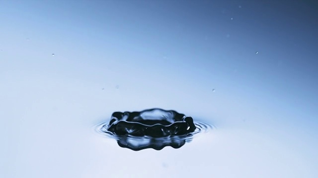 HD超级慢动作:Drop Creating Beautiful ripple视频下载