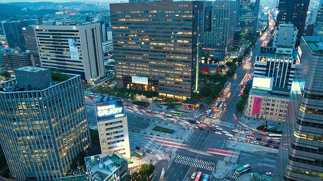 WS HA TD T/L视图，日落时分光化门广场的交通/韩国首尔视频购买