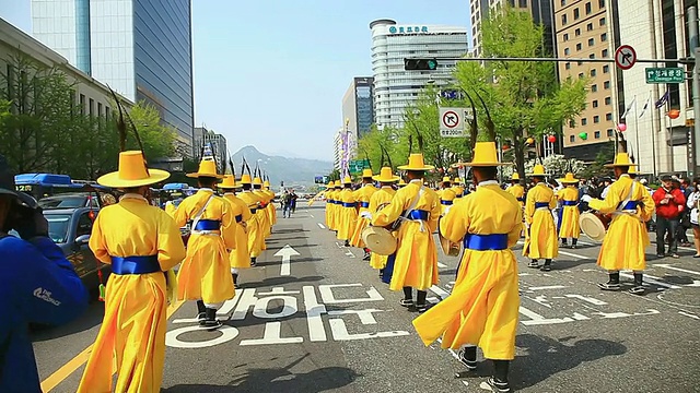 MS POV韩国首尔市政厅广场的传统韩式服装游行视频下载