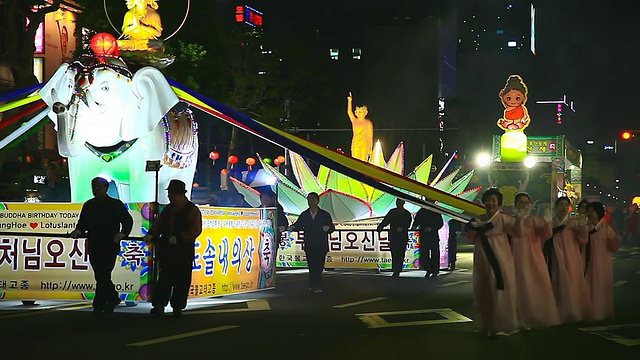 在韩国首尔钟楼街，人们在佛陀生日活动上游行视频下载