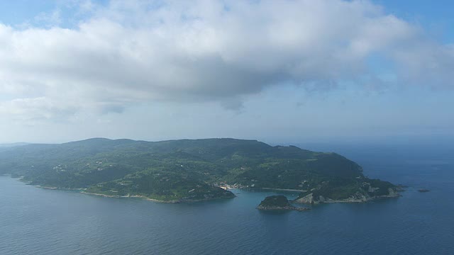 希腊爱奥尼亚群岛，帕希港鸟瞰图，上面有小船和码头视频下载
