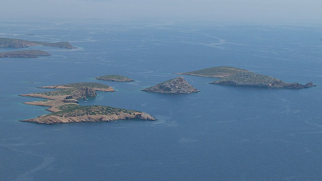 希腊基克拉迪群岛帕特莫斯/帕特莫斯前面岛屿的WS鸟瞰图视频下载