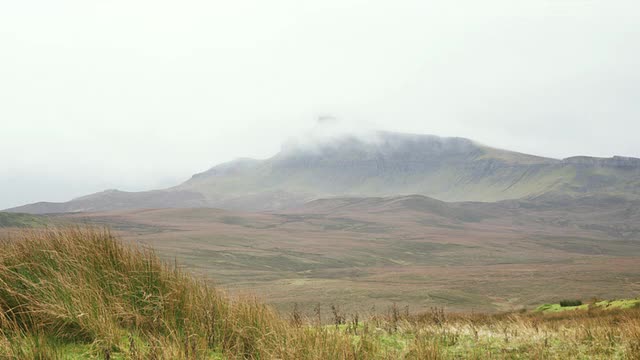多云天气下的斯凯岛山脉/英国苏格兰斯凯岛视频素材