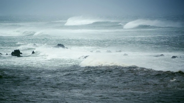 WS SLO MO PAN在暴风雨的天气和风中搅动着海浪拍打着岩石海岸/英国苏格兰刘易斯岛视频素材