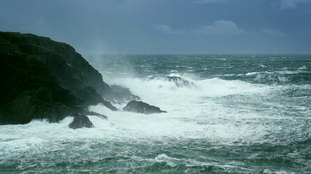 WS SLO MO搅动海浪打破岩石海岸与暴风雨天气和风/刘易斯岛，苏格兰，英国视频素材