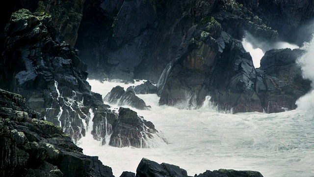 MS SLO MO搅动海浪打破岩石海岸与暴风雨天气和风/刘易斯岛，苏格兰，英国视频素材