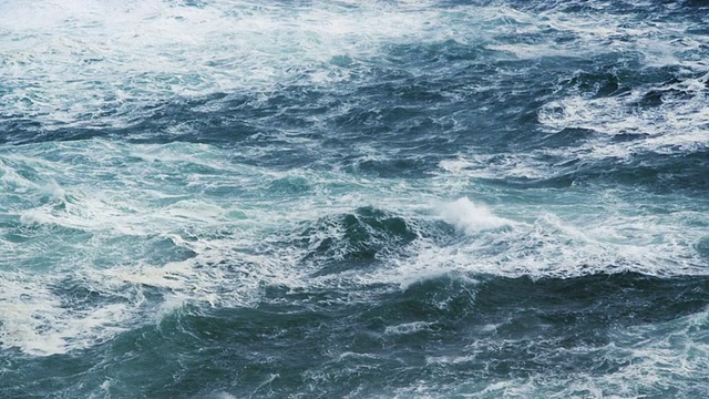 MS SLO MO搅动海洋纹理在风暴/刘易斯岛，苏格兰，英国视频素材