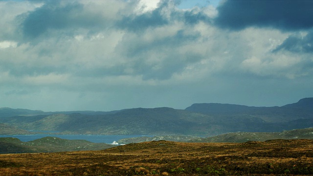 带太阳和云的海洋高地风景/德拉姆贝格，苏格兰，英国视频素材