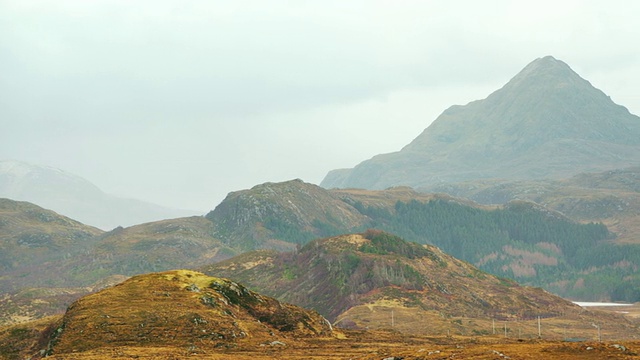 WS PAN高地风景与山与云/ Kinlochbervie，苏格兰，英国视频素材
