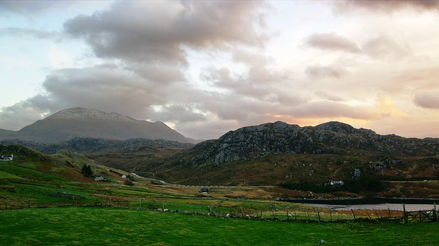 WS PAN高地风景和白雪皑皑的山与夜晚的光和云/ Kinlochbervie，苏格兰，英国视频素材