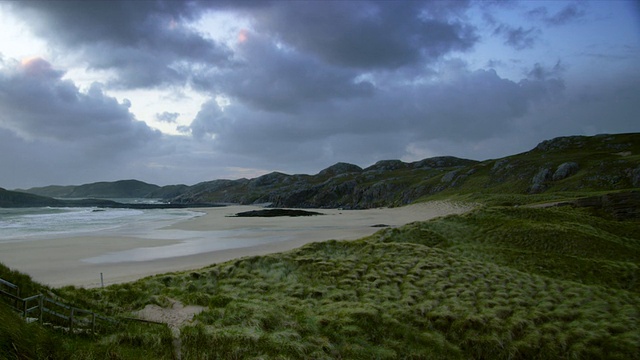 英国苏格兰Oldshoremore海滩上的绿草如茵，风和日丽视频素材