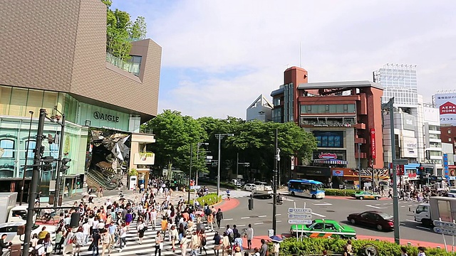 许多人在表参道著名的十字路口行走，车辆在街道上奔跑/涉谷，日本东京视频素材