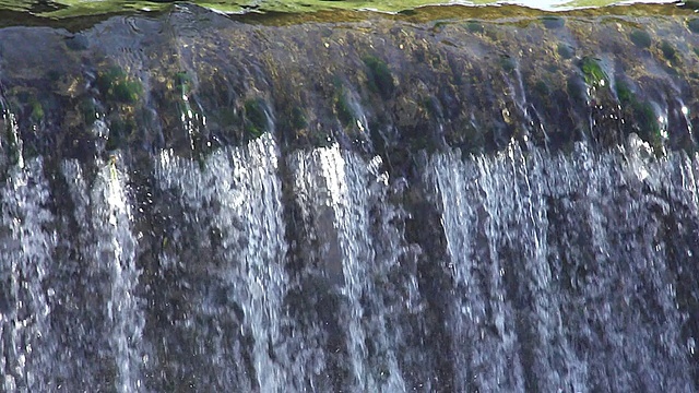 MS SLO MO拍摄Sarre河上的拦河坝/ Sarrebourg，洛林，法国视频下载
