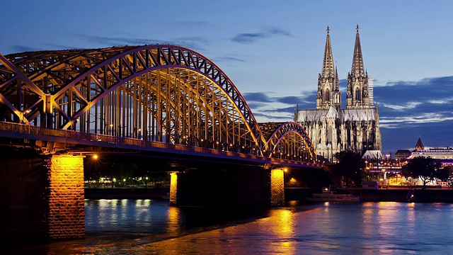 德国，北莱茵-威斯特法伦，科隆大教堂和莱茵河黄昏时的霍亨索伦大桥视频下载