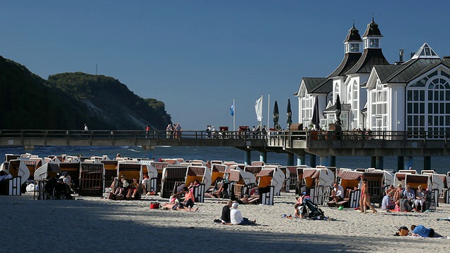 塞尔林码头和柳条沙滩椅/塞尔林，鲁根岛，梅克伦堡Vorpommern，德国视频素材