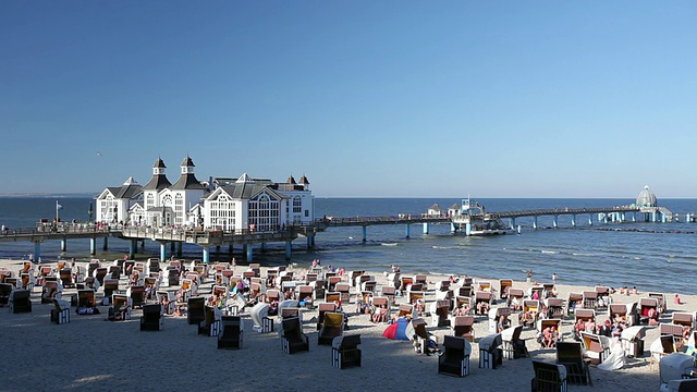 塞尔林码头和柳条沙滩椅/塞尔林，鲁根岛，梅克伦堡Vorpommern，德国视频素材