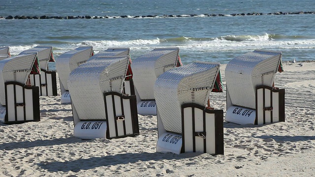 柳条沙滩椅/ Sellin，鲁根岛，梅克伦堡Vorpommern，德国视频素材
