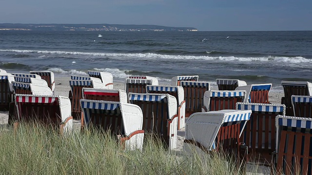 MS拍摄的柳条沙滩椅和波罗的海/宾茨岛RÌ_gen，梅克伦堡Vorpommern，德国视频素材