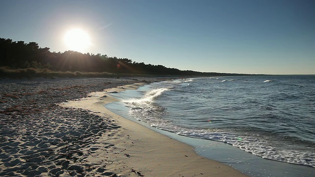 日落时的波罗的海和海滩/鲁根岛，梅克伦堡Vorpommern，德国视频素材