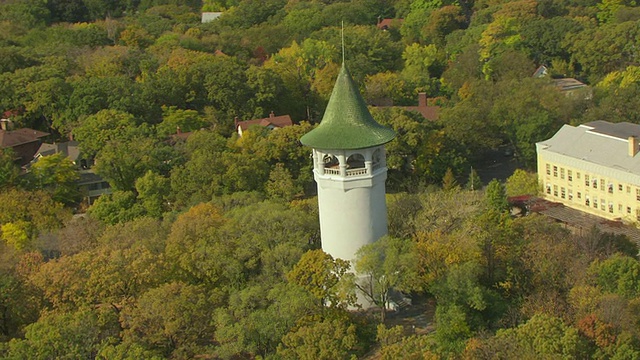 CU AERIAL ZO拍摄于美国明尼苏达州明尼阿波利斯大学的女巫帽水塔视频素材