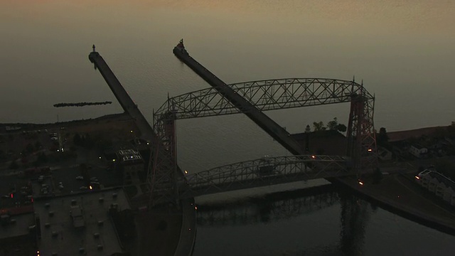 美国明尼苏达州德卢斯市天桥空中升降桥的WS鸟瞰图视频下载