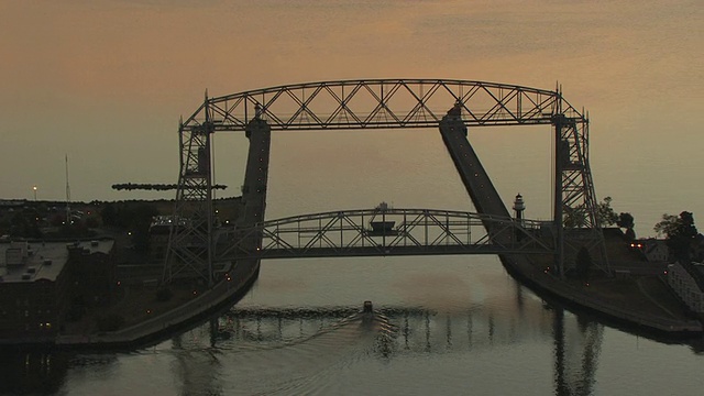 MS航拍船在空中吊桥下前往苏必利尔湖/德卢斯，美国明尼苏达州视频下载