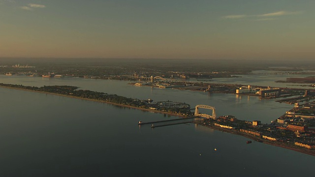 美国明尼苏达州德卢斯市明尼苏达州点和空中升降机桥的WS鸟瞰图视频下载