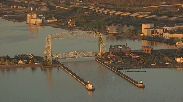 美国明尼苏达州德卢斯市明尼苏达州点和空中升降机桥的WS鸟瞰图视频下载