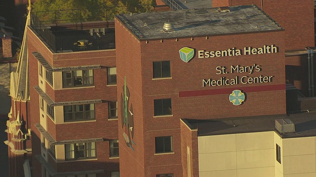 美国明尼苏达州德卢斯圣玛丽医院本质健康大楼的MS航拍视频下载