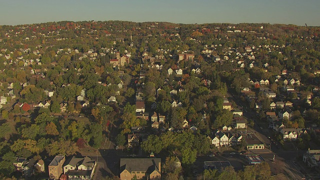 WS鸟瞰图的市中心建筑与树木/德卢斯，美国明尼苏达州视频下载