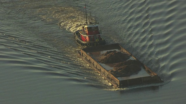 美国明尼苏达州德卢斯，在水上行驶时，拖船在推土视频下载