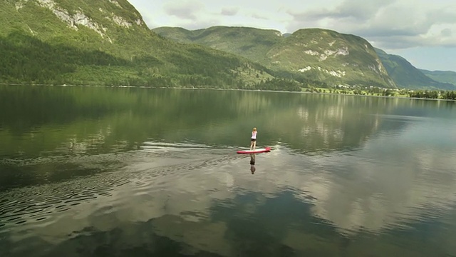 站着在湖上划船视频素材