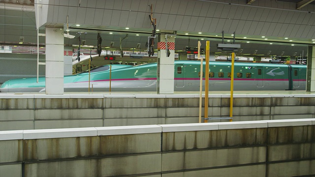新干线子弹头列车即将从东京站开出视频素材