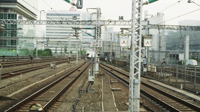 新干线高速列车n700从东京站开出视频素材