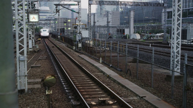 新干线高速列车n700从东京站开出视频素材