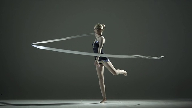 HD超级慢动作:带丝带的艺术体操视频素材