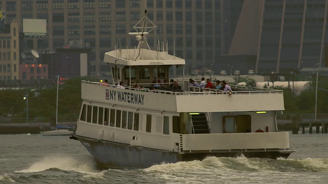 纽约水路渡船穿过纽约的哈德逊河。你看船的尾部，船在汹涌的海浪中航行视频下载