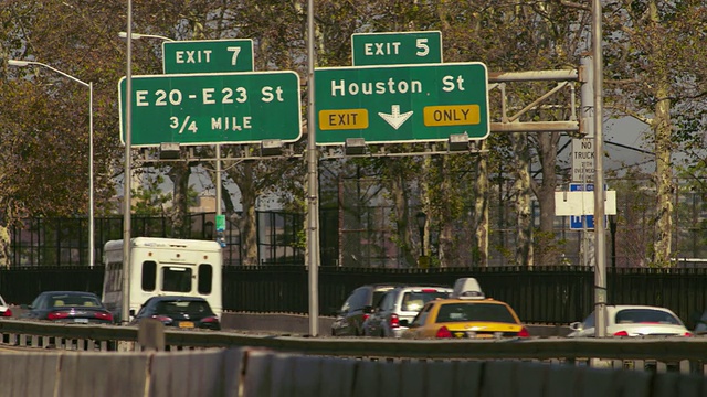 FDR街标志7号出口(E20-E23 ST 3/4英里)和5号出口(仅休斯敦ST出口)视频素材