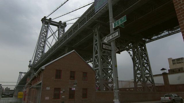 布鲁克林的威廉斯堡桥下坐落着一座古老的砖砌建筑。S 6街和肯特街视频下载