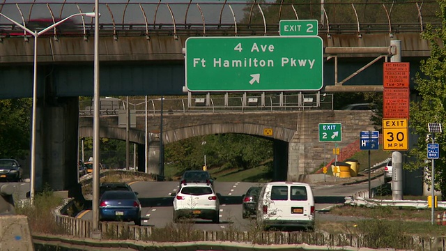 布鲁克林的Belt Parkway在第四大道Ft Hamilton Parkway下的出口2视频素材