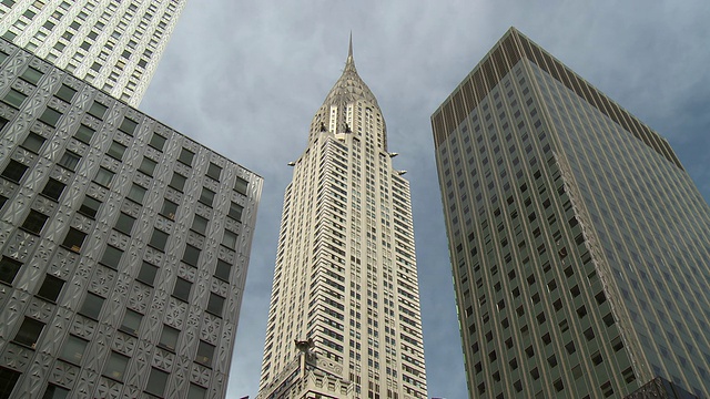 仰望曼哈顿的克莱斯勒大厦。其他摩天大楼包围。视频下载