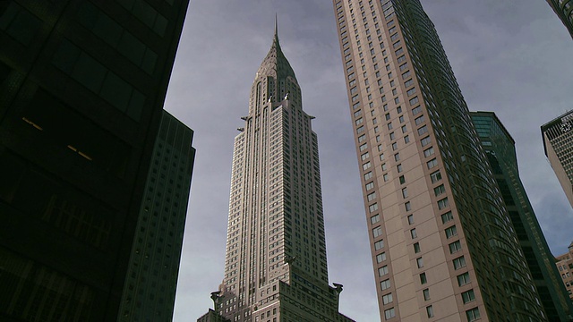 向曼哈顿的克莱斯勒大厦倾斜。视频下载