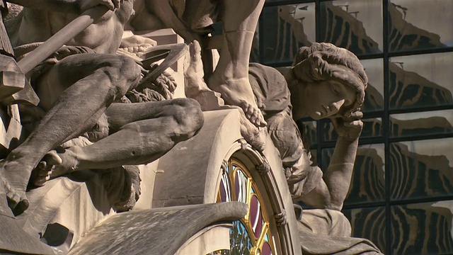 中央车站上方的时钟和雕塑，高温使图像失真。视频素材